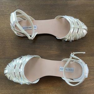 Steve Madden Size 8 Gold Closed-Toe Flats/Sandals